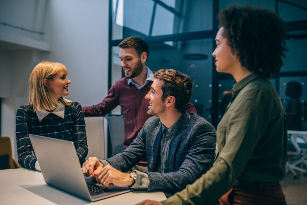 Profissionais de RH analisando uma avaliação de perfil motivacional para empresas